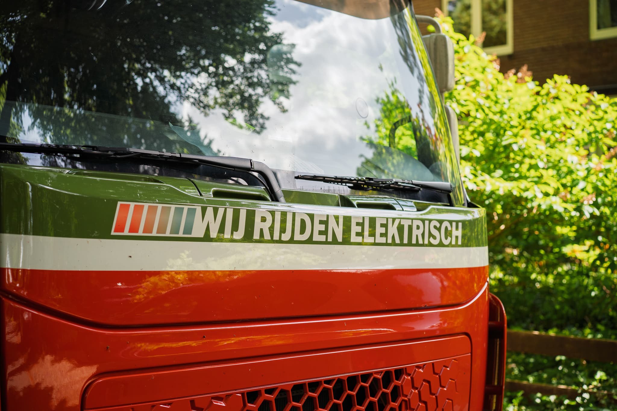 Close-up van de elektrische vrachtwagen van Jongeneel Verhuisgroep.