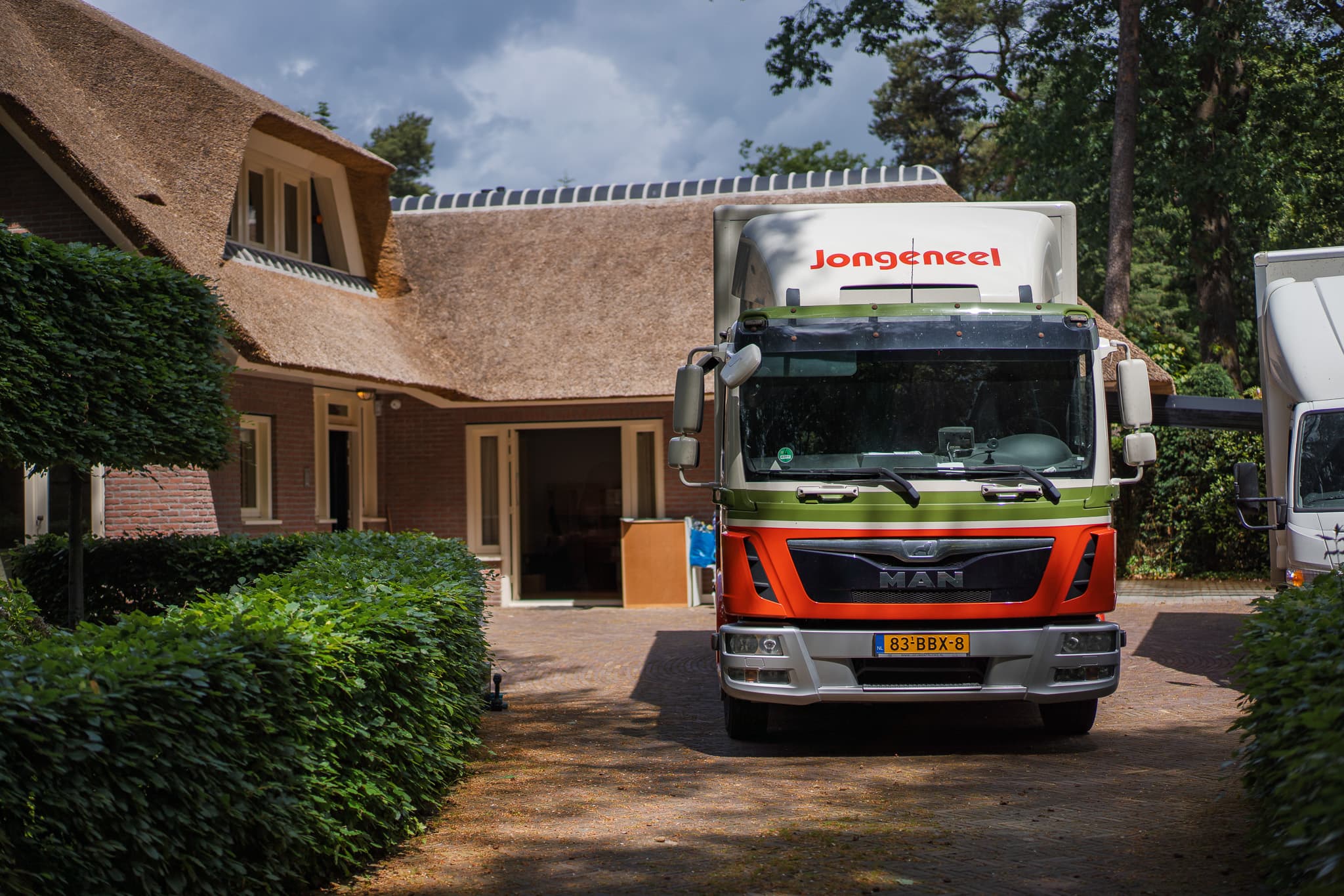 Een vrachtwagen van Jongeneel Verhuisgroep voor de woning van een klant.